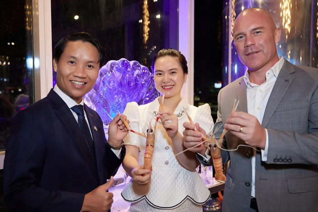 Khách mời và đại diện Tru-Life bên quầy hải sản tại sự kiện Jewels of the Sea