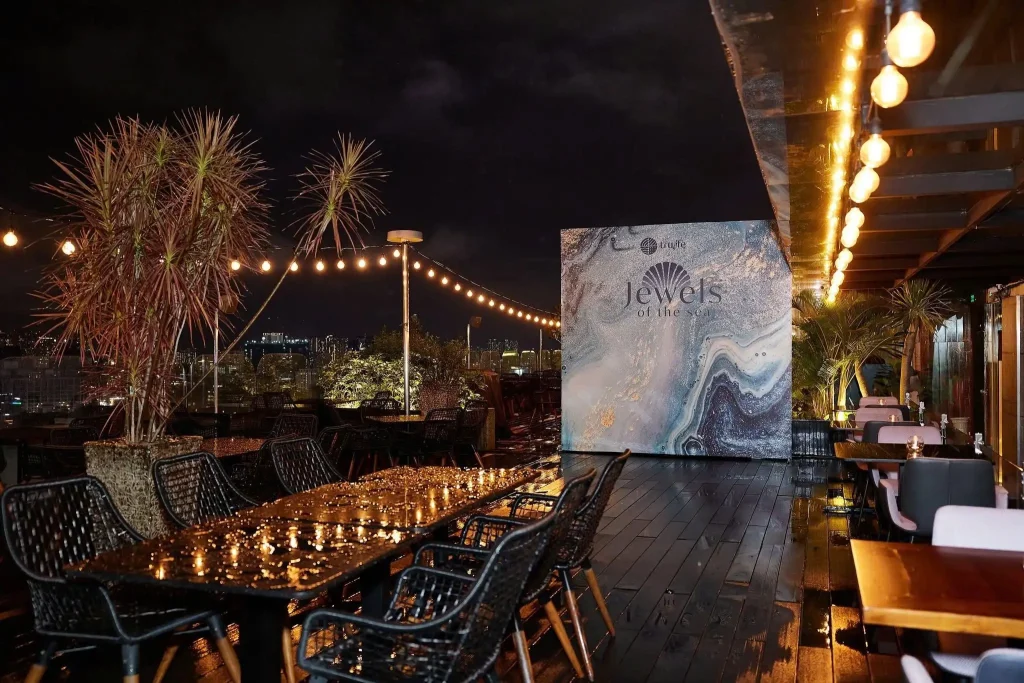Không gian sân thượng Shri Restaurant & Lounge tại sự kiện Jewels of the Sea