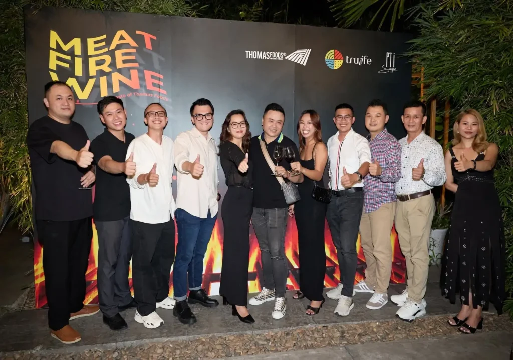 Ảnh tập thể tại sự kiện Meat.Fire.Wine