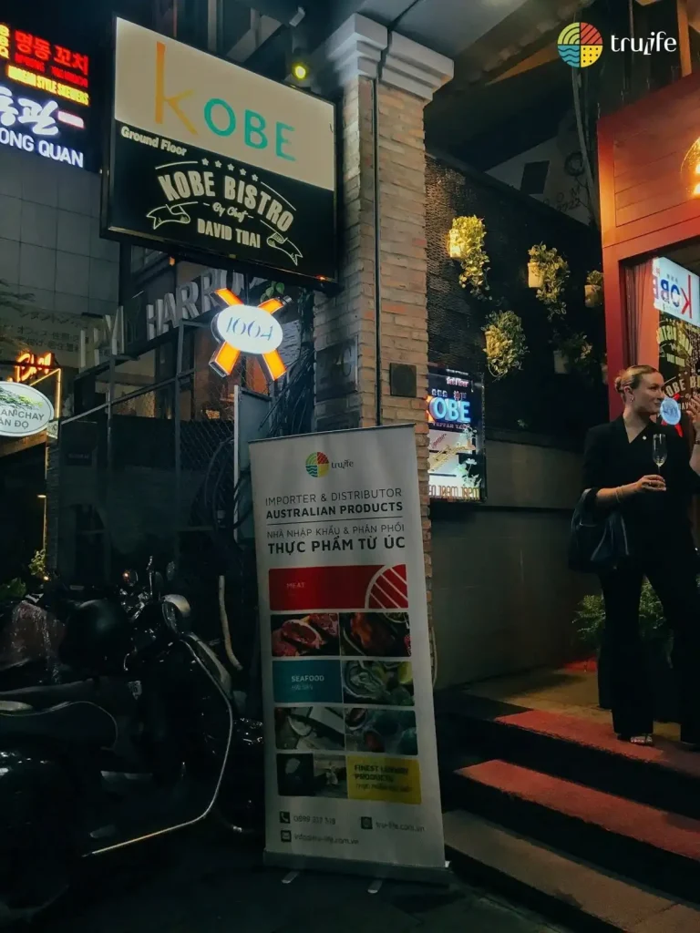 Standee Tru-Life trước Kobe Bistro by Chef David Thai tại sự kiện Sense of Japan
