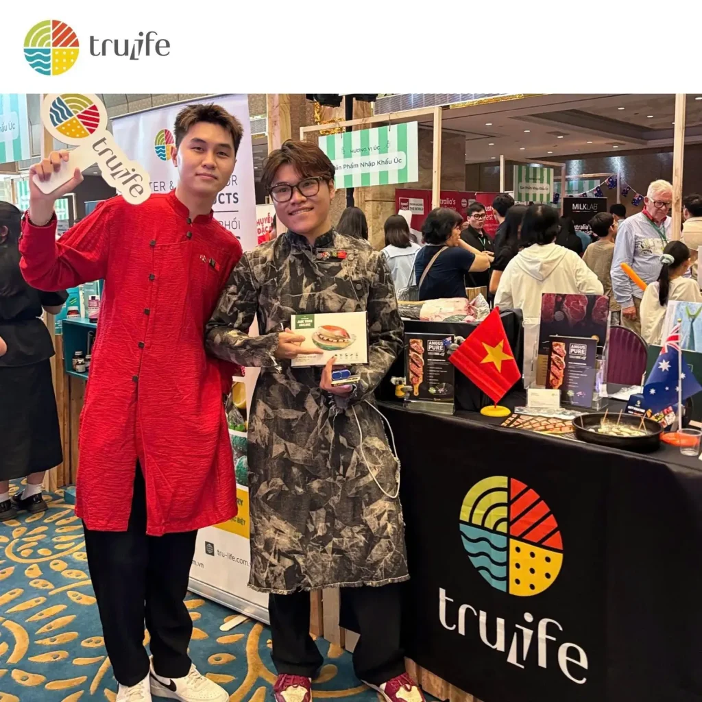 Khách tham quan cùng sản phẩm bào ngư Jade Tiger tại gian hàng Tru-Life