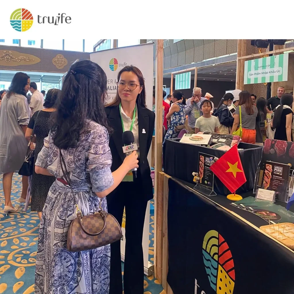 Đại diện Tru-Life trả lời phỏng vấn HTV tại gian hàng Taste of Australia 2025